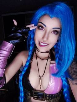 hot-cosplay-babes:Jinx (League of Legends) by Gi Tezoni