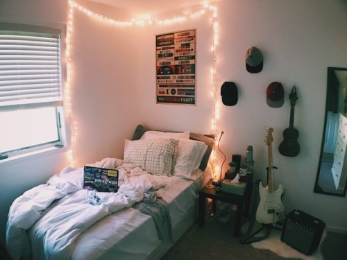 seaside-sigh: my room might be small but it’s cute af