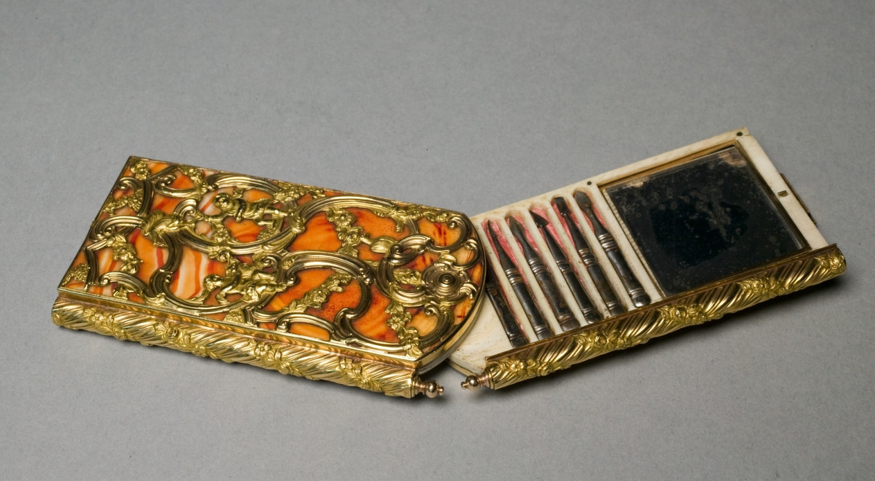 coolartefact:  Eighteenth century make-up kit from England; opening it reveals a