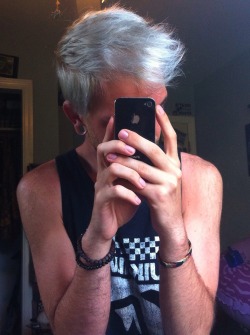 kush4kae:  Grey hair! 