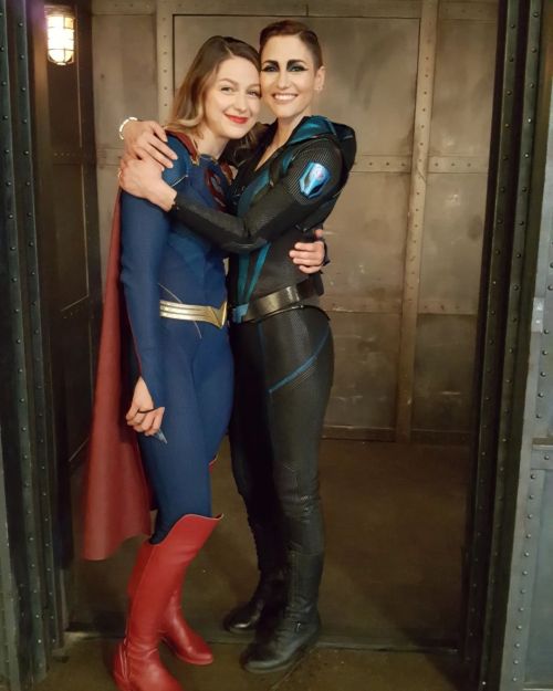 supergirlfansworld:MLevi Art nos comparte nuevas y antiguas fotos del cast de #Supergirl en el set S