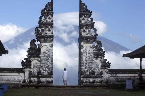 arjuna-vallabha - Mont Gunung Agung from a temple gate, Bali