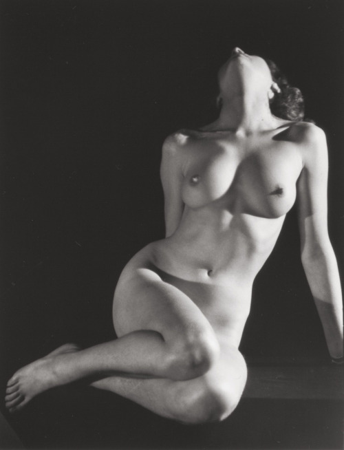 fragrantblossoms:  Ferenc Berko (Hungarian, 1916-2000), Nude, Paris, circa 1940.