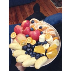 cleanbodyfreshstart:  Fresh ✨ {two mandarins, one orange, blueberries, five monkey bananas, two pink lady apples, four cumquats, black grapes, cavendish banana} 