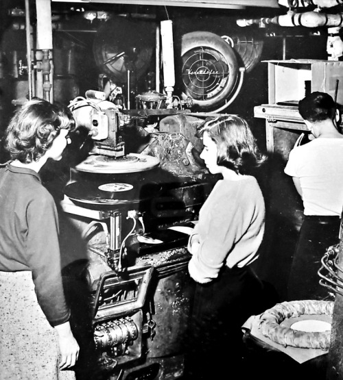 droitsdesfemmes: Barbara Holdridge et Marianne Roney regardent le pressage d'un vinyle, 1952.Barbara