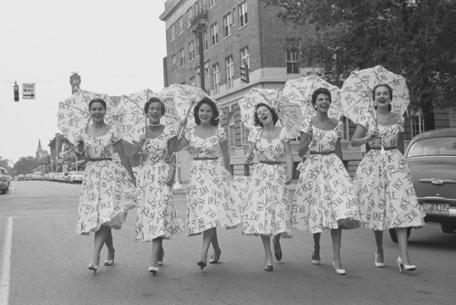 “IkeGirls” (USA, 1956), drumming up the vote for Eisenhower&rsquo;s secondterm.  They first made an 