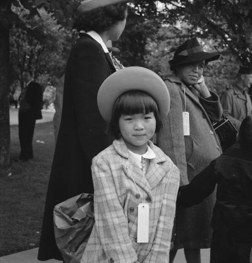 taishou-kun:Dorothea Lange (1895-1965)A girl awaiting the evacuation bus with her family, Hayward, C
