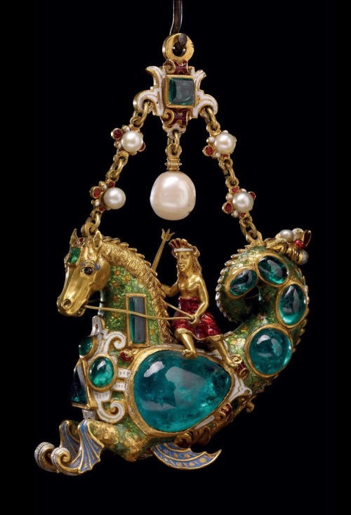 osmaisbelospoemas: This splendid pendant made of enamelled gold, emeralds and pearls, takes the form