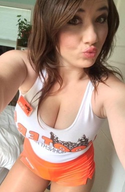 busty-babez:  Is this why you come to Hooter’s?