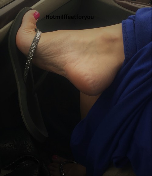 Hotmilffeetforyou https://onlyfans.com/hotmilffeetforyou