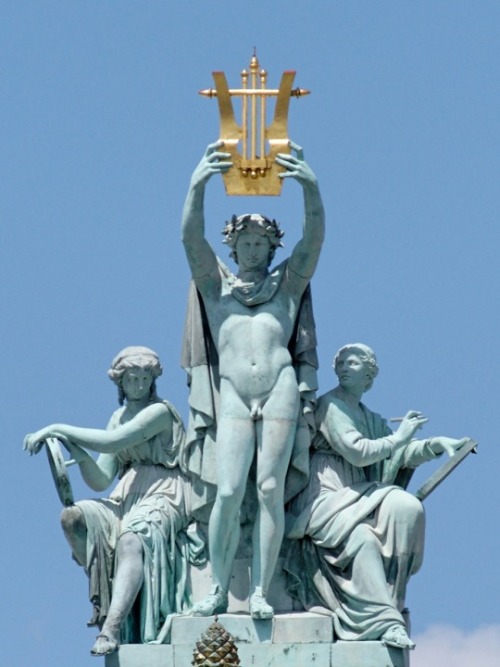 maximien:Apollo, Poetry and Music by Aimé Millet (ca. 1860–1869)Viewed from the Boulevard de l'Opéra. Roof of the Palais Garnier, Paris