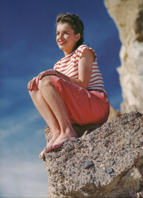 thecinamonroe:  19 year old Marilyn Monroe photographed by Andre de Dienes at Death Valley, California (1945).