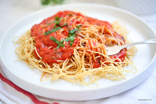 foodffs:  Roasted Garlic Tomato Sauce Really nice recipes. Every hour. Show me what you cooked! 