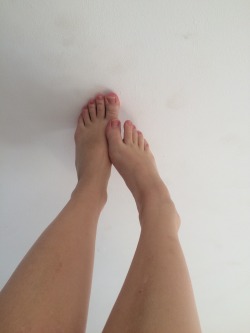 footgoddesslucy:  Naked feet! Now about to