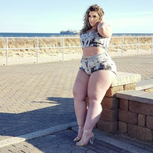 curvy-babezz: Looking for a curvy babe in your area?