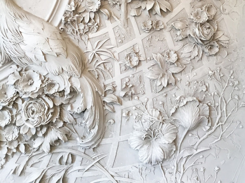 itscolossal:Interior Bas-Relief Sculptures of Peacocks and Lush Florals by Goga Tandashvili