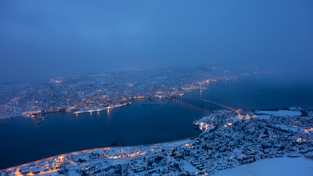 photosofnorwaycom:  Winter darkness over Tromsø, Northern Norway by Ggranvik Light