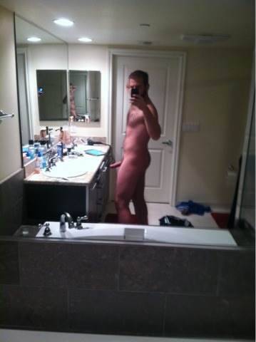 brobuddies69:  no-pants-on:  Scott Evans’ naked selfies  I bet it rums in the family!