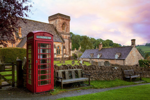 vacilandoelmundo:With rolling hills, rows of honey-colored cottages, and stone bridges, the Cotswold