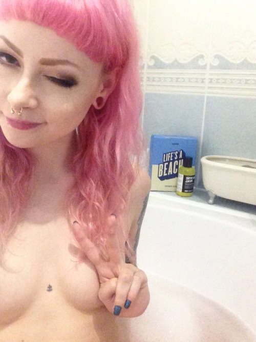 peachcoeur:  currently mooching in the bath with my flamingo bubble bar 🍉