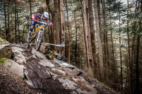 einerundesache: Neil Donoghue down to business on one of the many rock drops at the UK Gravity Endu