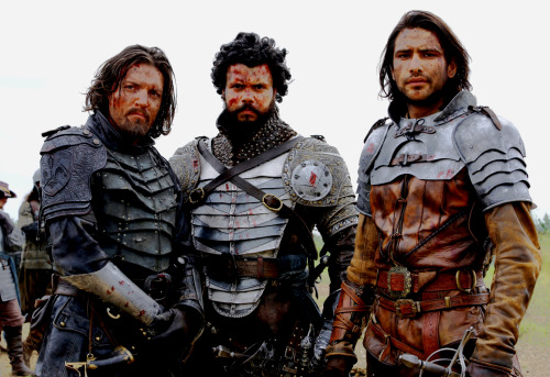 Porthos [plus Athos & D'artagnan] in The Musketeers 3x01[ x ]