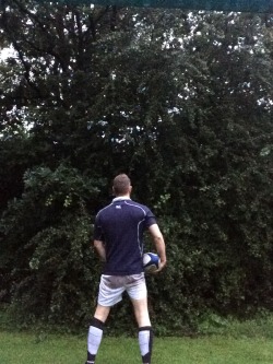 beuker71:Beuker taking a piss (3 times) on the side of the field.