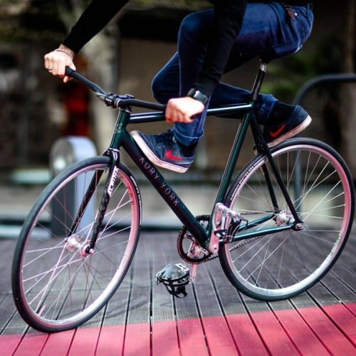 hizokucycles:#Repost from @kory.york - #koryyork #italy #italia #k2frame #skid #urban #handcrafted #