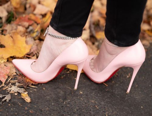 I can’t beleaf how light and bright these So Kates look among the leaves!! #toerings #louboutinworl