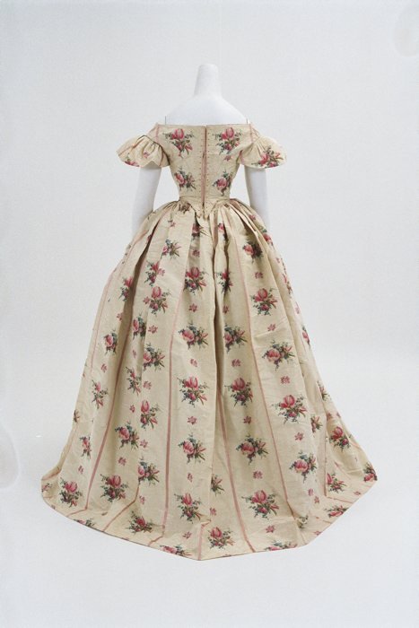 ephemeral-elegance:  Evening Dress, ca. 1860 via Bunka Gakuen Museum 