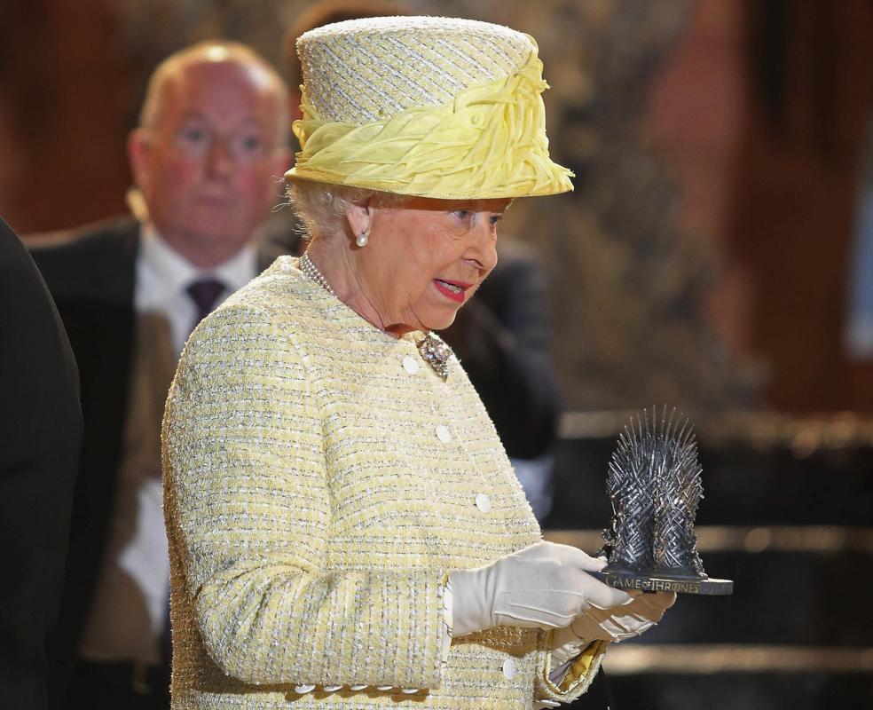 fy-gameofthrones:  Queen Elizabeth visits the Game of Thrones set in Belfast - 06/24/2014