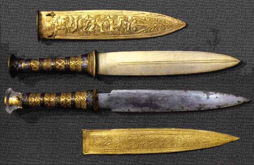 ancient-egypts-secrets:These daggers were from within Tutankhamun’s burial wrappings. The top 
