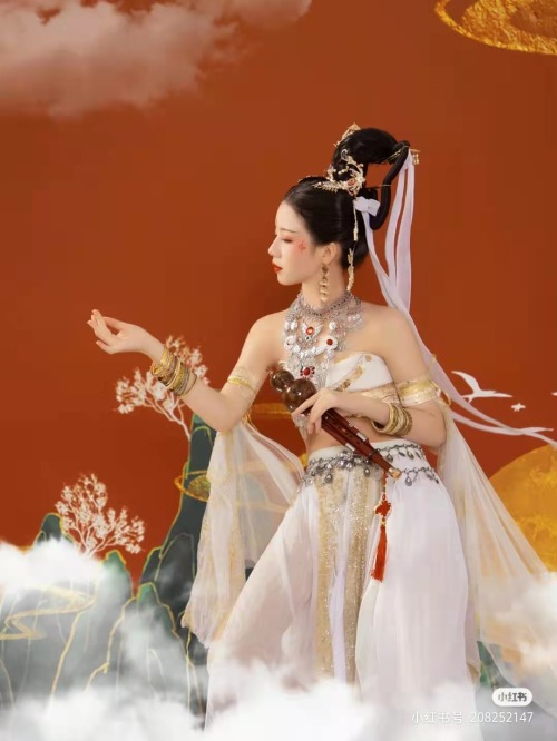 chinese fashion in dunhuang style 