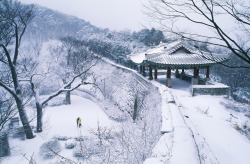 lovesouthkorea:  Lovers enjoy a winter walk through snow-covered Namhan Sanseong (UNESCO World Heritage) source “Namhansanseong Fortress (남한산성), located on Namhansan Mountain, was originally built as a earthen fortress during Gogureyo period,