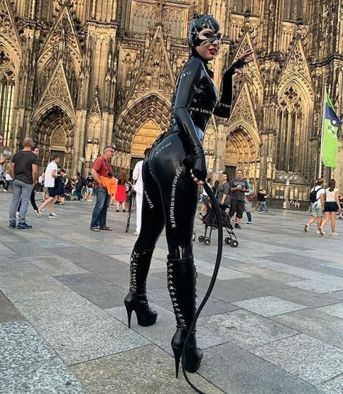 Credit to @envy_cosplay (@get_regrann) - CATWOMAN on the background of Koеln cathedral #kolner #cosp