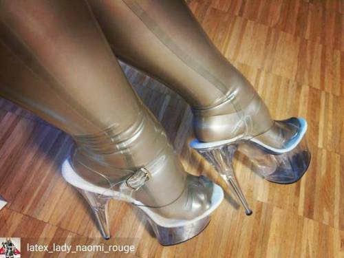 Credit to @latex_lady_naomi_rouge : In Latex gehüllte Füße in Heels… Yummi  Auch Lust auf Lat