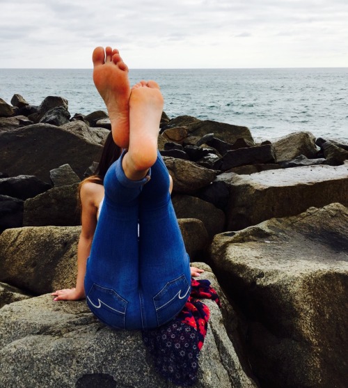 tiny-twinkle-toes:  Did a lovely beach photo shoot today in gorgeous Cali 🌊☀️👣