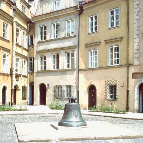 Bell, reconstructed old city, Warsaw, 1977 - (Dzwon, zrekonstruowane stare miasto, Warszawa, 1977.) 