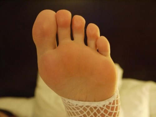 pretty-feet-leonie:Foot fetishes videos and foot fetish in school