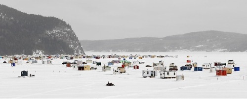 jeroenapers: Architectuur van de Canadese ijsvissershutjes in de fotoserie Ice Huts van Richard John