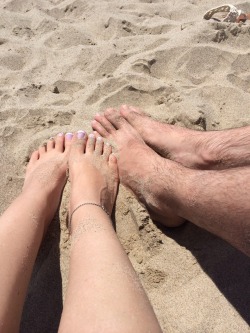 butterflykissses24:  Lovers at the beach