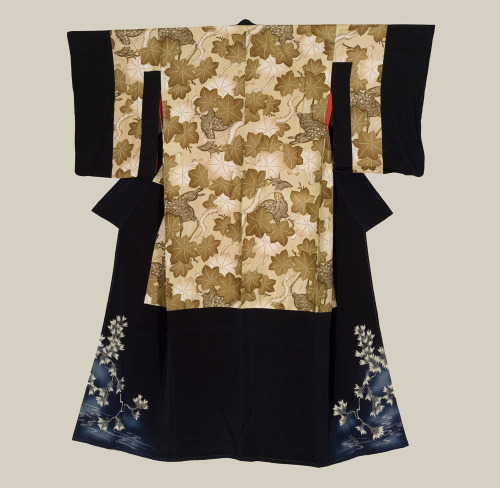 A soft silk &lsquo;dounuki&rsquo; (specialized inner kimono) featuring a deer and foliage silk print