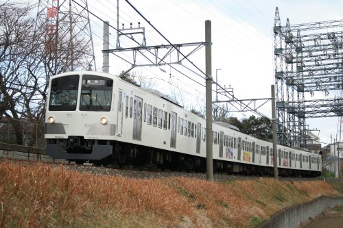 【４５１】朔日に 撮りに行きたる 西武線 白き車体は 他にあらずや