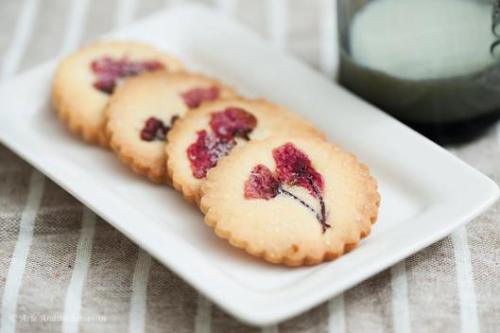 foodiebliss: Cherry Blossom Macarons //  Anna and Blue |  Sakura Rare Cheese Dessert 