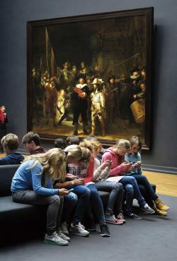 theperksofbeingaperk:“…last year this photograph of children looking at their smartphones by Rembrandt’s ‘The Night Watch’ in the Rijksmuseum in Amsterdam [went viral.] It was often accompanied by outraged, dispirited comments such as “a perfect