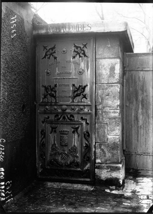 beebalmtraveler:  1919 photographic essay on the Paris Catacombs by Agence Meurisse.