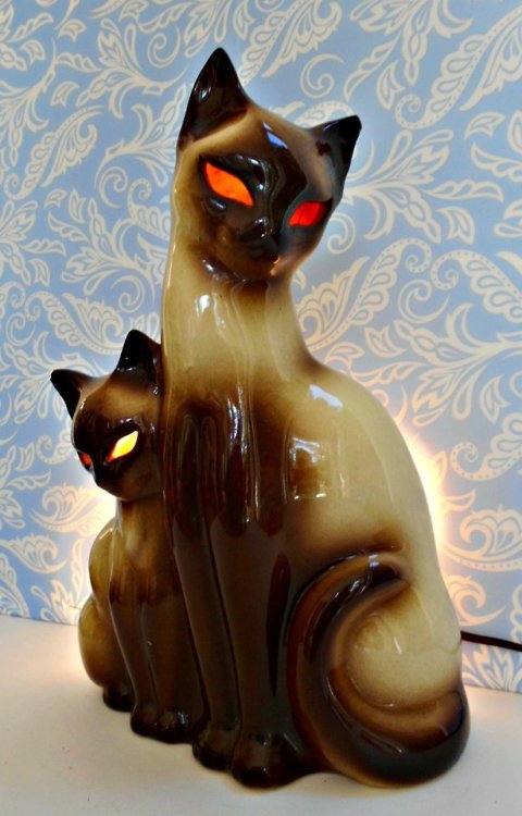 saltlampblues: ennairda: amazing, Siamese Cat Lampmy mom always had this lamp on her bedside table m