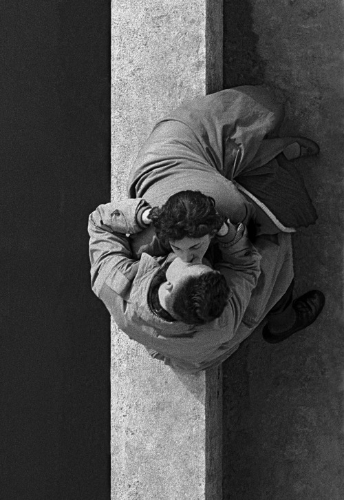 Frank Horvat, Couple (Quai du Louvre, Paris), 1955