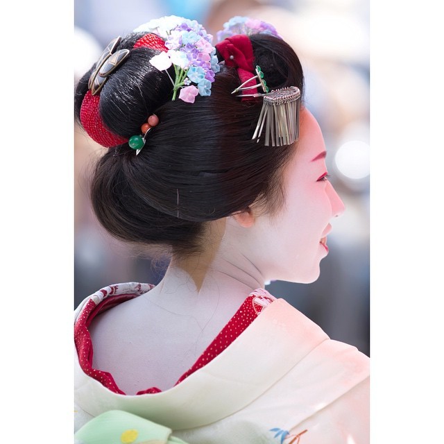 geisha-kai:  June 2015: first-year maiko Mamesumi at the Gion Hojoe festival showing