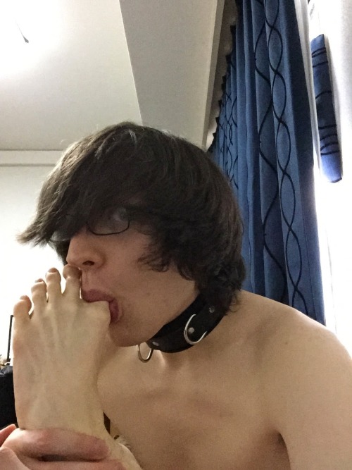 gayfootblog:  puppy paws…